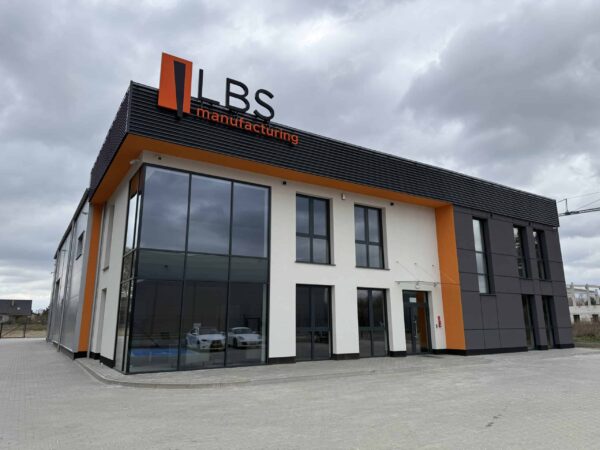 Nowoczesny budynek firmy BLS Manufacturing w Radomiu, centrum produkcji.